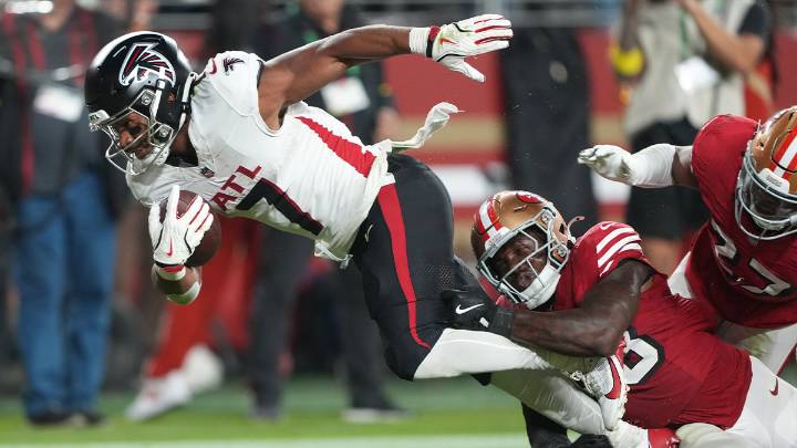 Falcons fans incensed after Bijan Robinson sits on bench during key fourth down