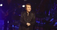 Raphael cancela su concierto en Murcia por una bronquitis, aunque asegura que volverá «más fuerte que nunca»