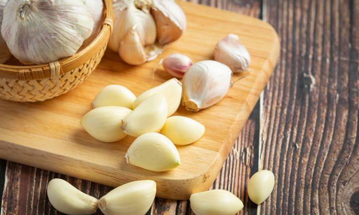 Ajo en ayunas: beneficios, riesgos y cómo consumirlo