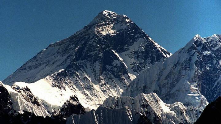 Hundreds of trekkers on Mount Everest rescued