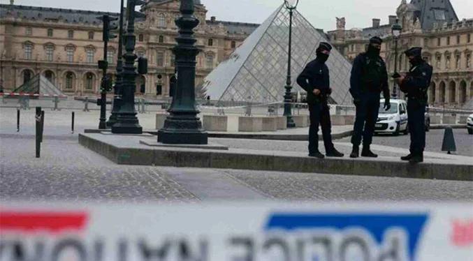 París: Confirman arrestos por robo del Louvre