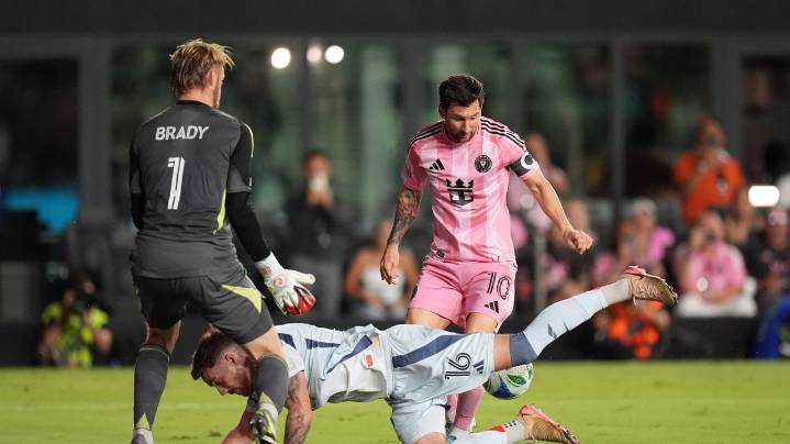 Fire withstand Suárez-led comeback and beat Inter Miami 5-3 to clinch 1st playoff berth since 2017