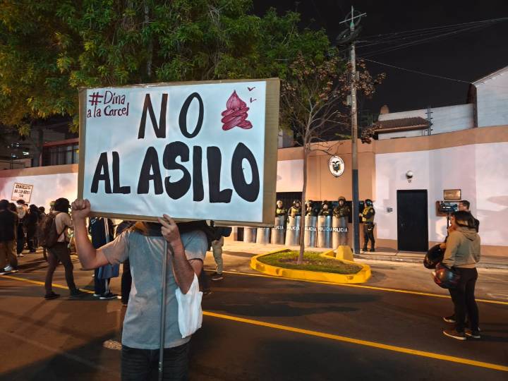 Manifestantes se reúnen en la embajada de Ecuador ante rumores de asilo a Dina Boluarte