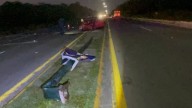 Destruye su carro al chocar contra poste