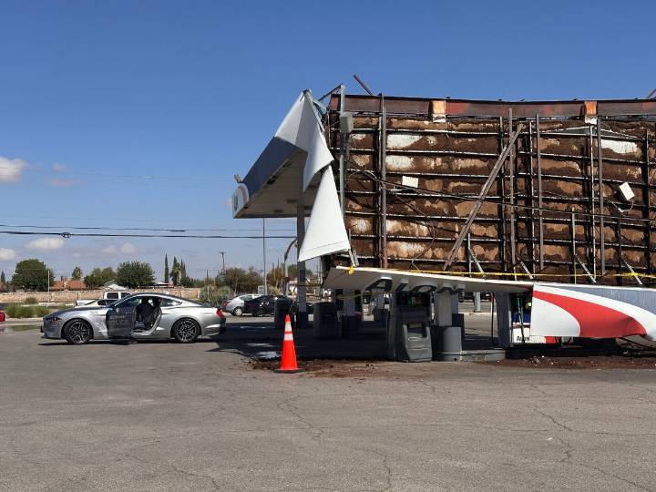 Fuertes lluvias provocan estragos en El Paso; colapsa techo de gasolinera en Pebble Hills y George Dieter