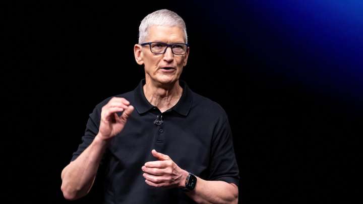 Apple issues strong holiday outlook, fueled by iPhone releases