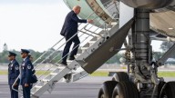 Trump aborda el Air Force One por escaleras laterales tras refuerzo de seguridad en Palm Beach