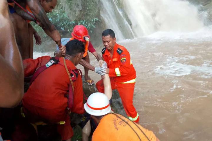 Cuatro muertos arrastrados por cascada en Maynmar