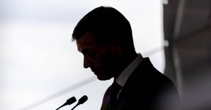 Sánchez da un ultimátum a cuatro comunidades para que identifiquen a sus médicos objetores de la ley del aborto