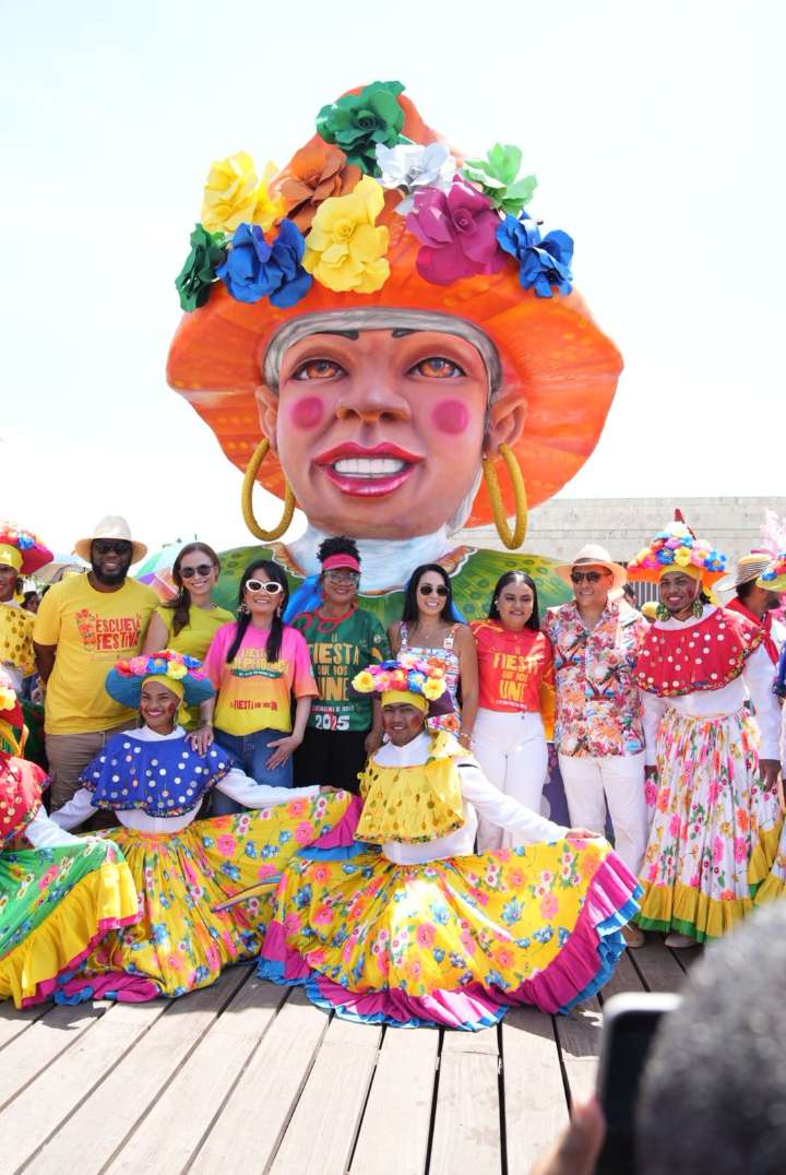 Nuevo atractivo de Cartagena: Macrofiguras festivas: Plástica Novembrina en el espacio público