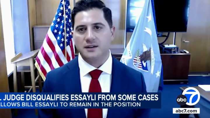 Un juez federal inhabilita al fiscal federal, Bill Essayli, tras considerar que permaneció en el puesto temporal más tiempo del que permite la ley