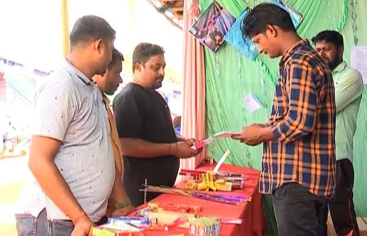 From Bhubaneswar to Cuttack, Odisha glows with Diwali buzz as shoppers fill cracker stalls
