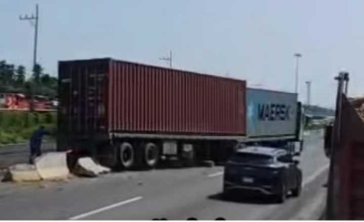 Reportan choque de tráiler y automóvil en autopista Manzanillo a Armería; sólo hubo daños materiales