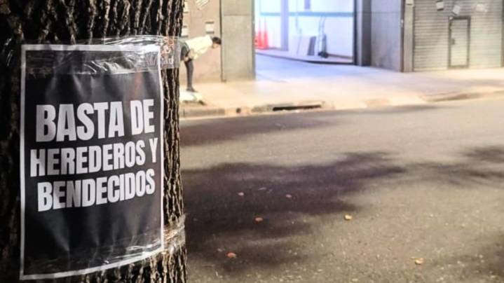 La sede del PJ bonaerense amaneció con carteles contra Máximo Kirchner: “El PJ no es tu monarquía”