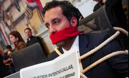 “No podrán apagar la verdad”: Julián López se amarra a su curul