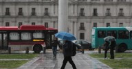 ¡No guardes el paraguas! DMC confirma chubascos en Santiago para este viernes 24 de octubre