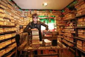 LA shoemaker holds Hollywood’s past in a dying art