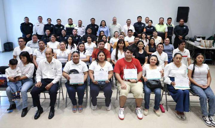Entrega Blanca Merari constancias del tercer curso de manejo teórico y práctico