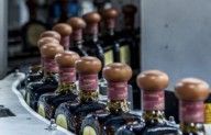 Exportaciones de licor de EU caen 9% por tensiones comerciales