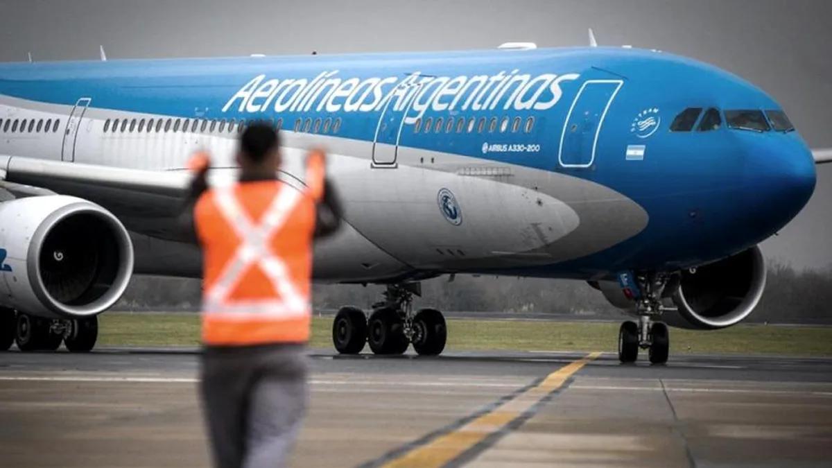 Un centenar de vuelos demorados y más de 12.000 pasajeros de Aerolíneas Argentinas afectados por medida gremial