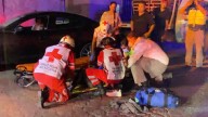 Automovilista arrolla a pareja de motociclistas y huye