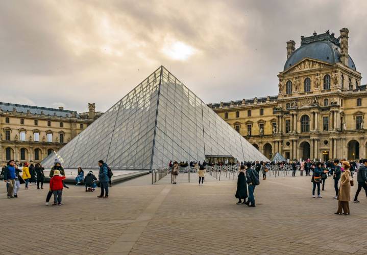 Sin rastro de joyas robadas del Louvre