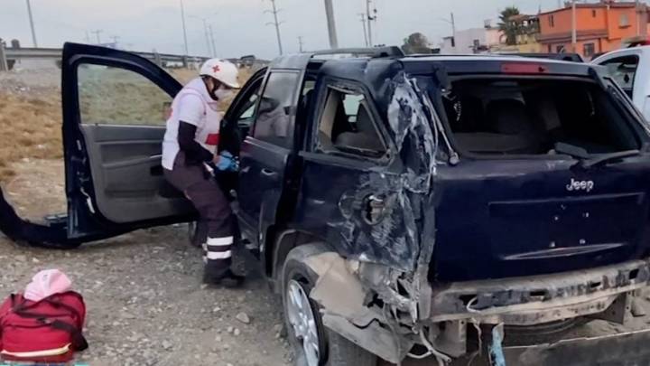 Conductora queda lesionada tras ignorar semáforo en rojo y causar choque vial
