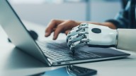 La IA infunde temor en los jóvenes: prefieren trabajar en hospitales antes que en Google o Amazon