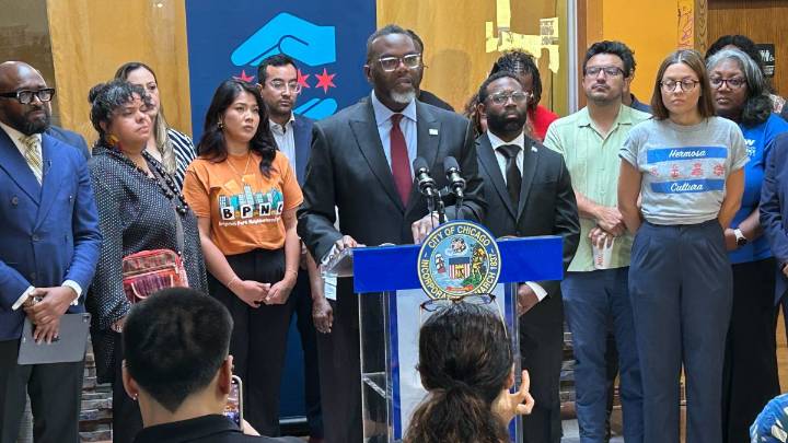 Chicago mayor signs order on immigration enforcement