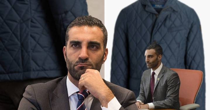 Outfit para contradecir a la Fiscalía: La chamarra de lujo con la que Simón Levy reapareció tras detención