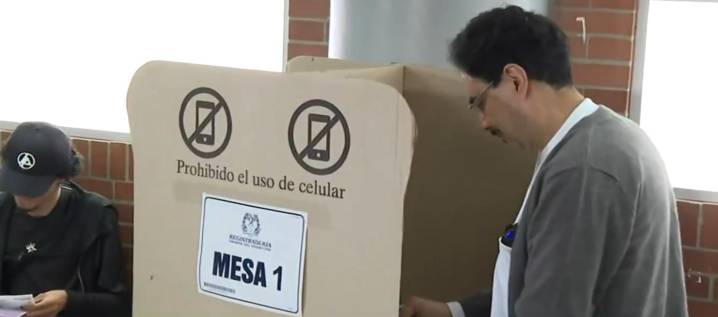 Iván Cepeda le saca ventaja a Corcho en consulta: así van los resultados