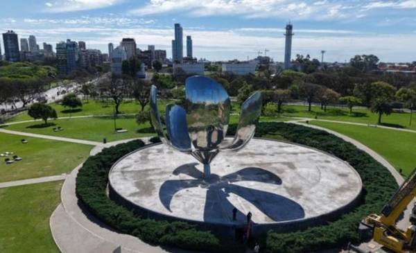 La Ciudad a un paso de completar la restauraciòn de la Floralis Genérica