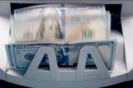 El dólar oficial subió casi $100 en la semana, cerró a $1.450 y el Tesoro contuvo la escalada