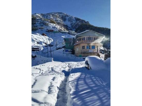 Heavy snowfall blankets Indo-China border; red alert issued in Sikkim Photo Source: ANI [ FULL VIEW ]