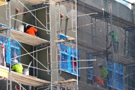 El crecimiento laboral se desploma en sectores donde predominan trabajadores latinos, según análisis