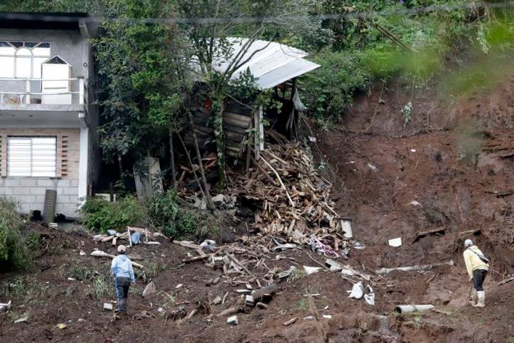 Subieron a 64 los muertos por lluvias torrenciales en México