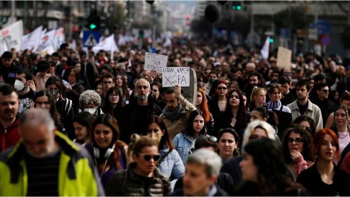 Huelga general en Grecia paraliza el país contra la reforma laboral