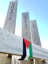 Bandera Palestina en monumento en Santa Rosa