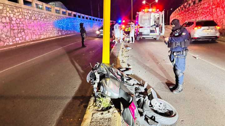 Choca motociclista contra poste y queda herido en Circunvalación cerca de Las Viñas