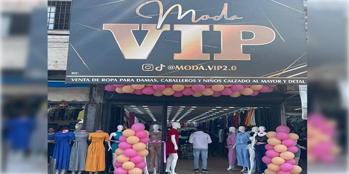 Comerciantes ya exhiben los estrenos decembrinos