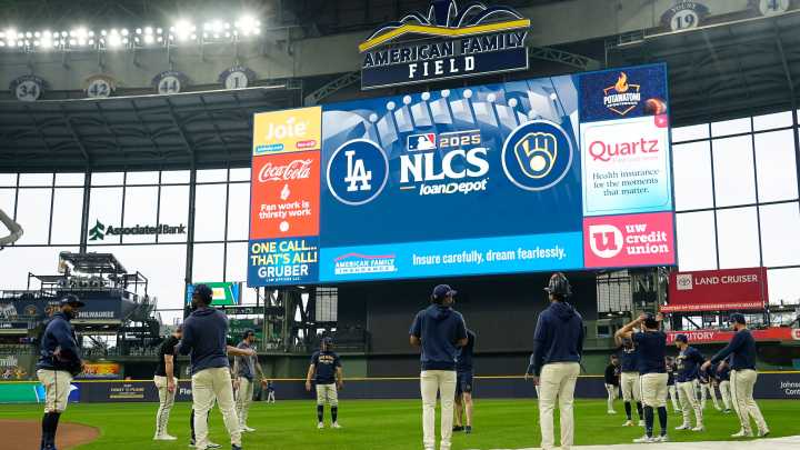 Best photos from Brewers-Dodgers in Game 1 of NLCS