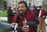 Guitarra en mano. El salteño Sáenz reclamó en Plaza de Mayo por la obra pública prometida por la Casa Rosada