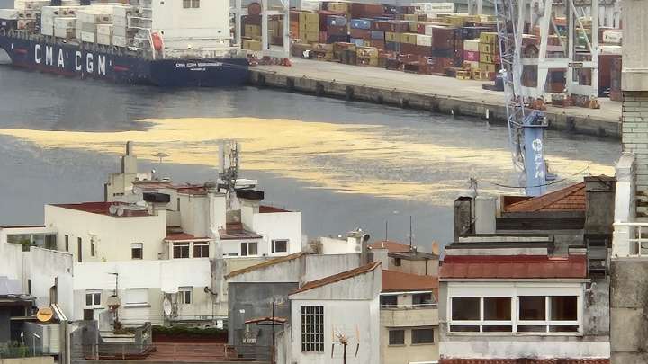 Barreras y buques de limpieza para frenar un vertido de aceite en la Ría de Vigo
