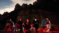 La masificación llega a las noches de Montserrat: “Los veteranos venimos a ver ovnis, los jóvenes, a fumar porros”