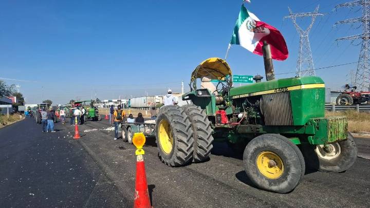 Agricultores cumplen cinco días de bloqueo en Juventino Rosas por falta de apoyo al campo