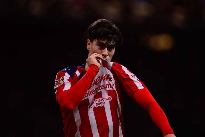 Con hat-trick de Armando González, Chivas superan 4-1 al Atlas en el Clásico Tapatío