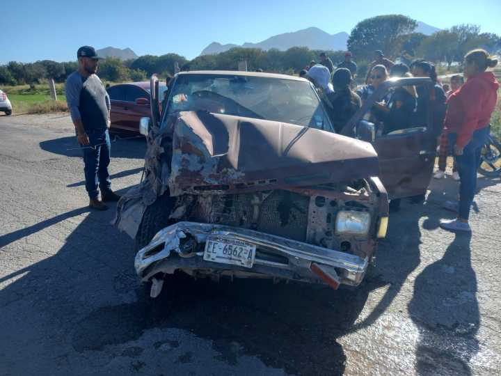 Dos lesionados tras choque de camionetas en el poblado La Loma de Lerdo
