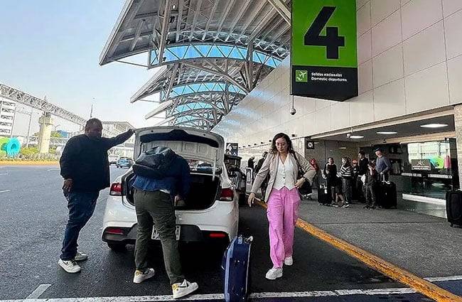 SICT niega que Uber tenga autorización para subir pasaje en aeropuertos