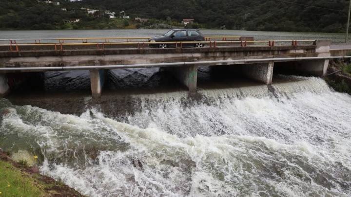 Se desborda presa en el pueblo mágico de Mineral del Chico y arrasa con casas, vehículos y más