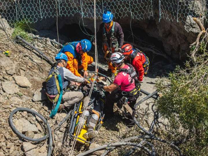 Bomberos del DUAR realizaron un simulacro de rescate en los túneles de Taninga